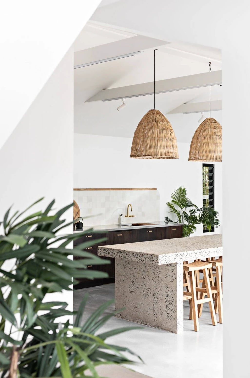Kitchen with two PītasLampas reed ceiling lamps, casting a warm glow.