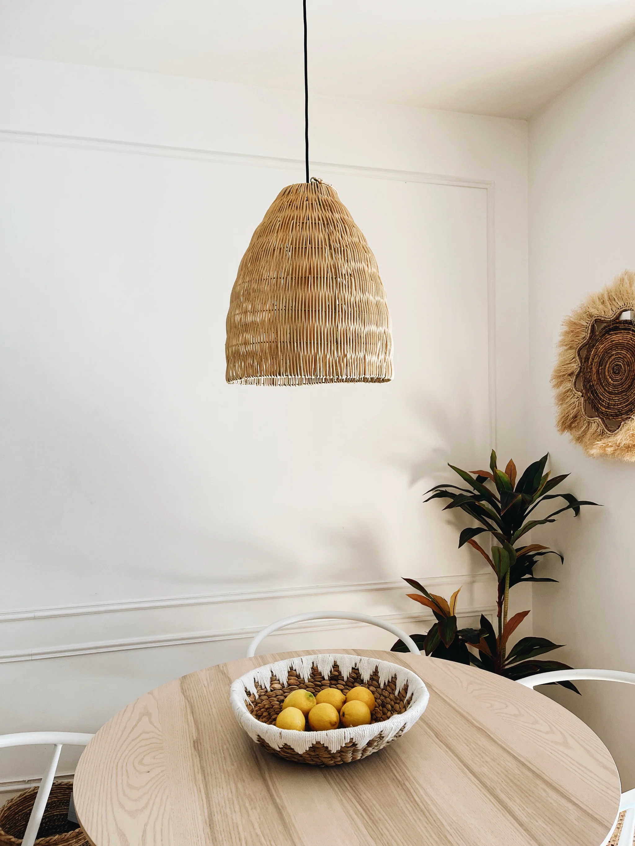 PītasLampas rattan ceiling lamp, cone-shaped, warm light in dining room.